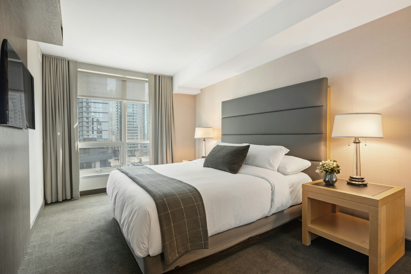 Gepflegtes Hotelzimmer als Symbolbild für Hotel- und Appartementreinigung
